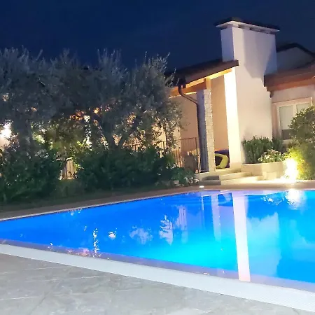Casa Pergola 2 - Fronte Piscina, Parking Apartment