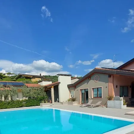 Апартаменты Casa Pergola 2 - Fronte Piscina, Parking Бардолино