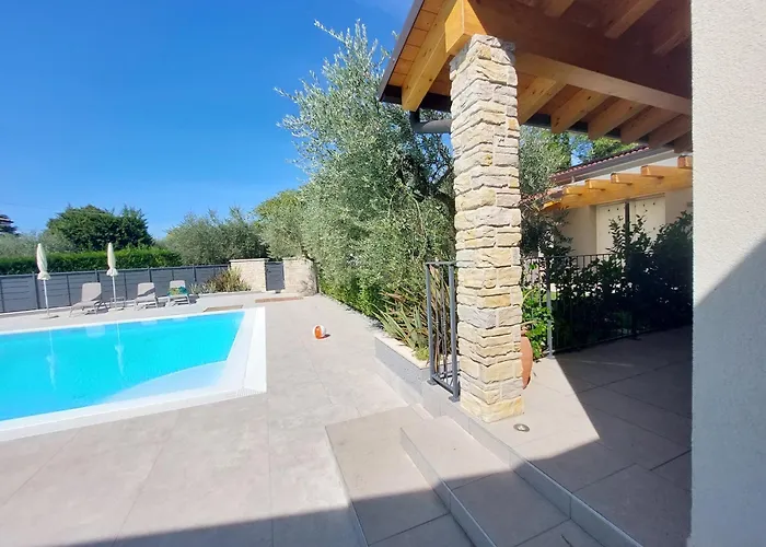 Апартаменти Casa Pergola 2 - Fronte Piscina, Parking *